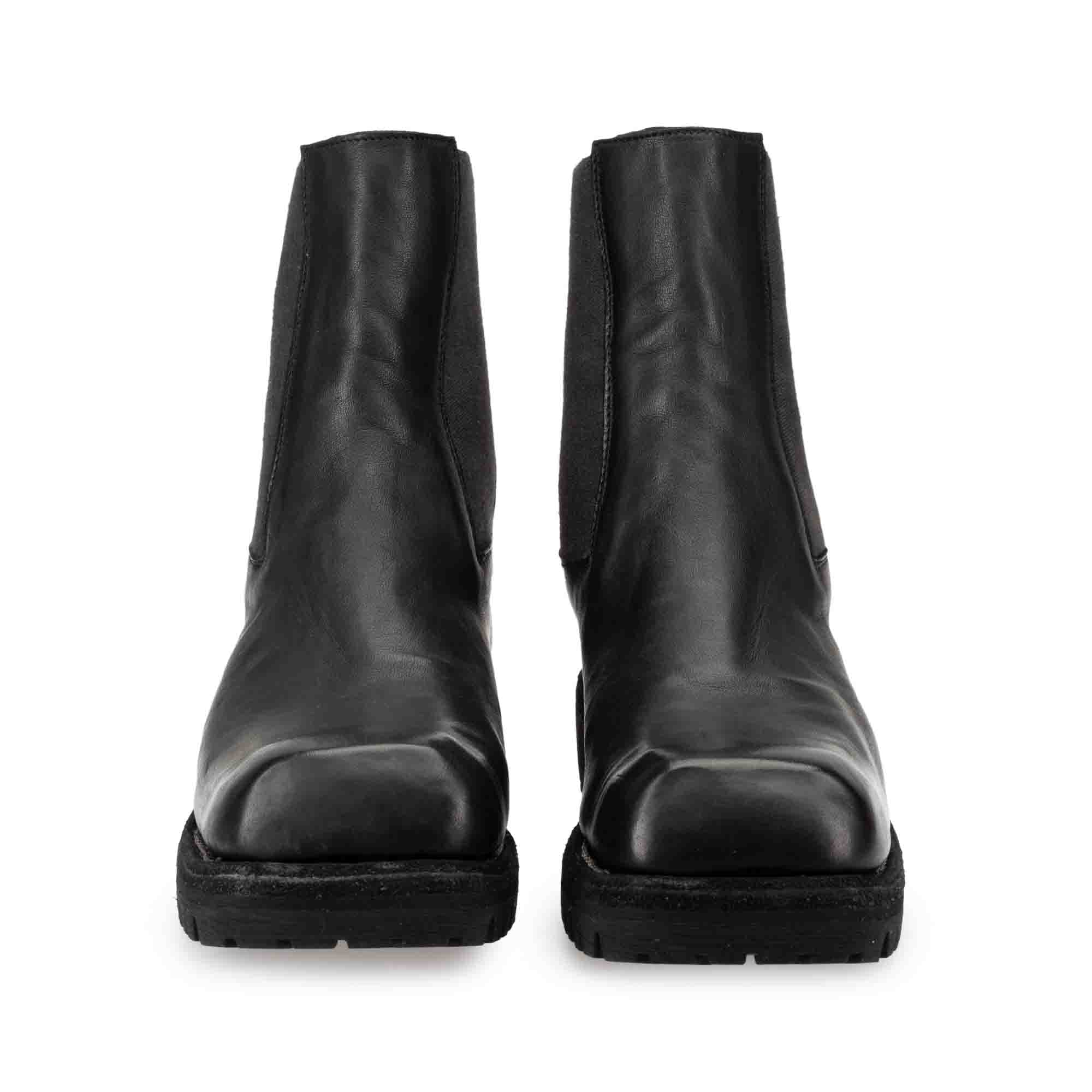 CHELSEA BOOTS