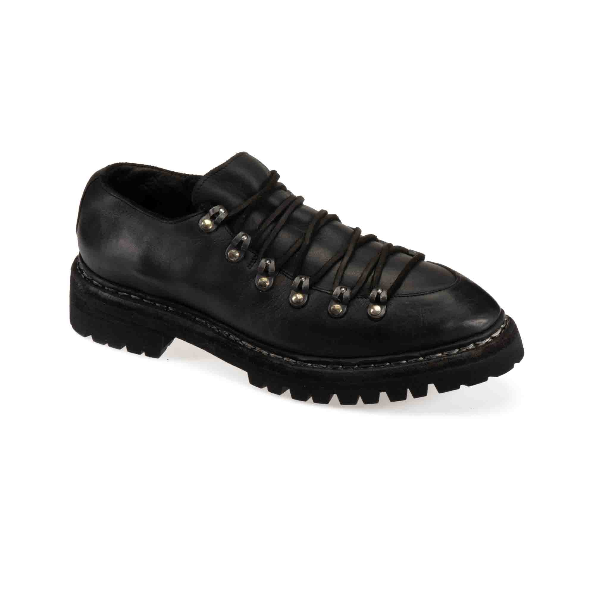 HIKING SHOES