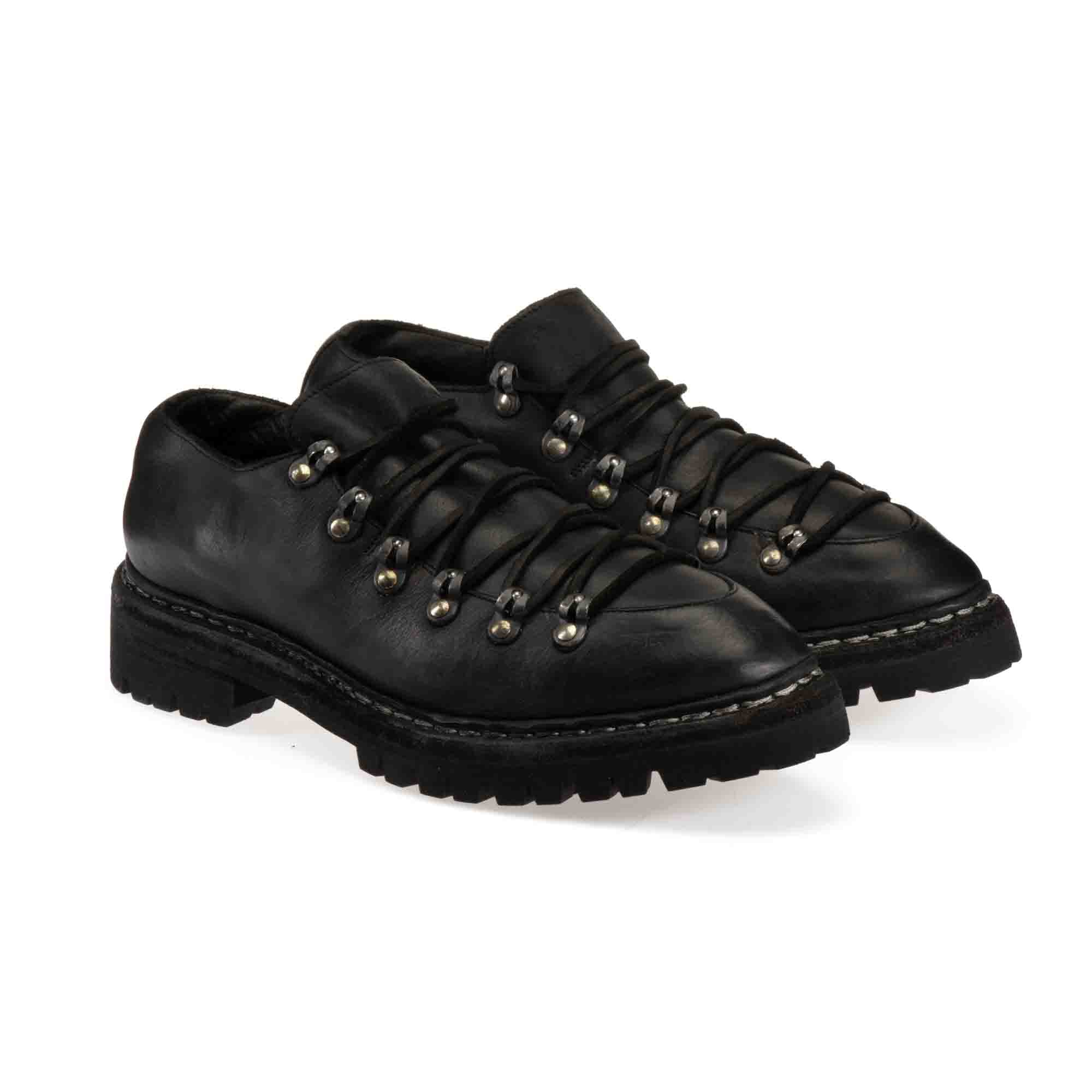 HIKING SHOES